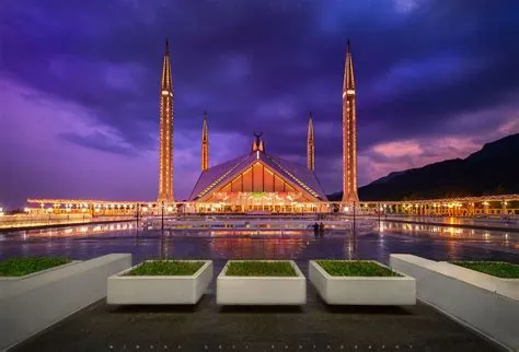 Faisal Mosque: A Majestic Architectural Wonder Overlooking Islamabad's Scenic Landscape!