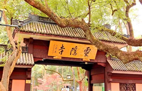 Lingyin Temple: An Enchanting Oasis of Serenity and Ancient Wonder!