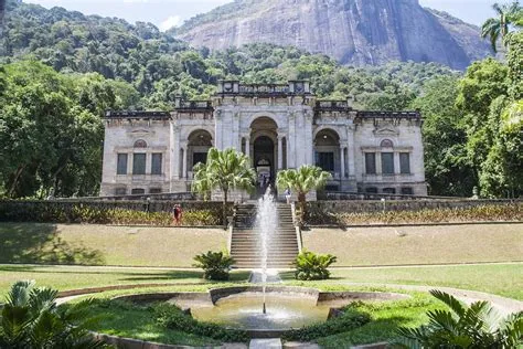 Parque Lage: A Jungle Oasis and Artistic Haven in Rio de Janeiro!